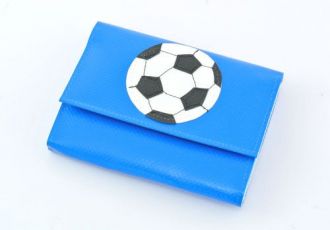 Portemonnaie mit Fussball auf blauer Blache