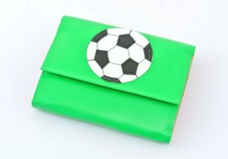 Portemonnaie mit Fussball auf grüner Blache